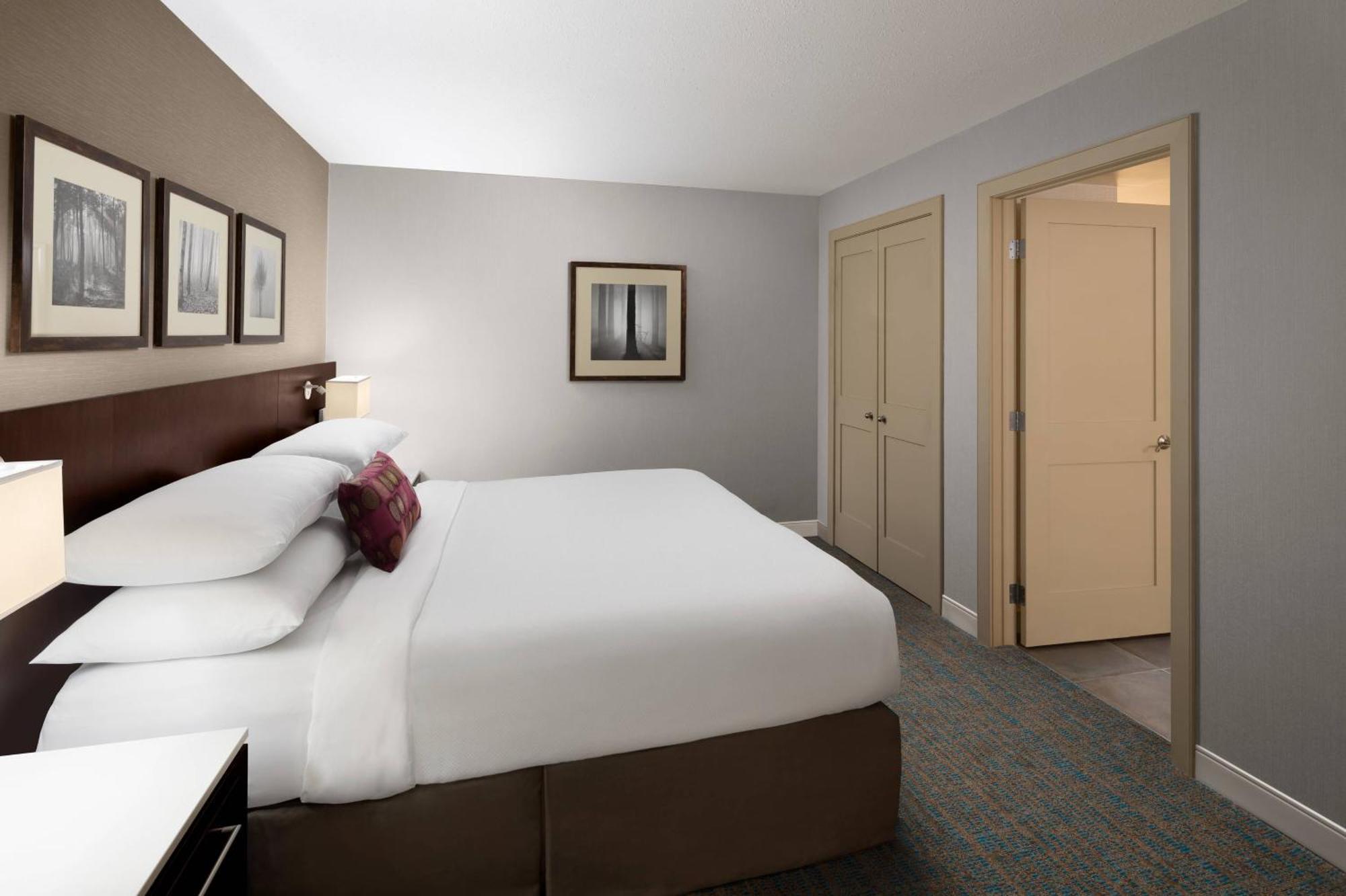 Delta Hotels By Marriott Calgary South Exterior photo