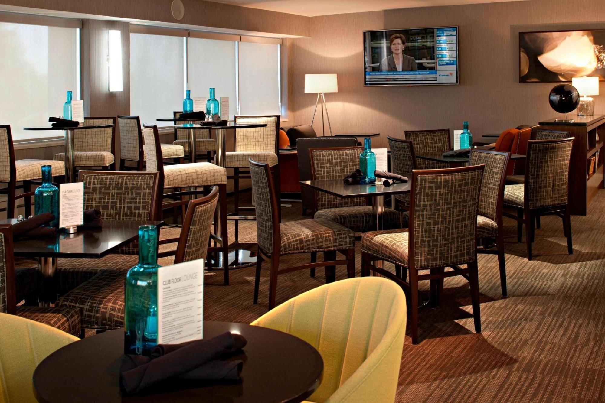 Delta Hotels By Marriott Calgary South Exterior photo